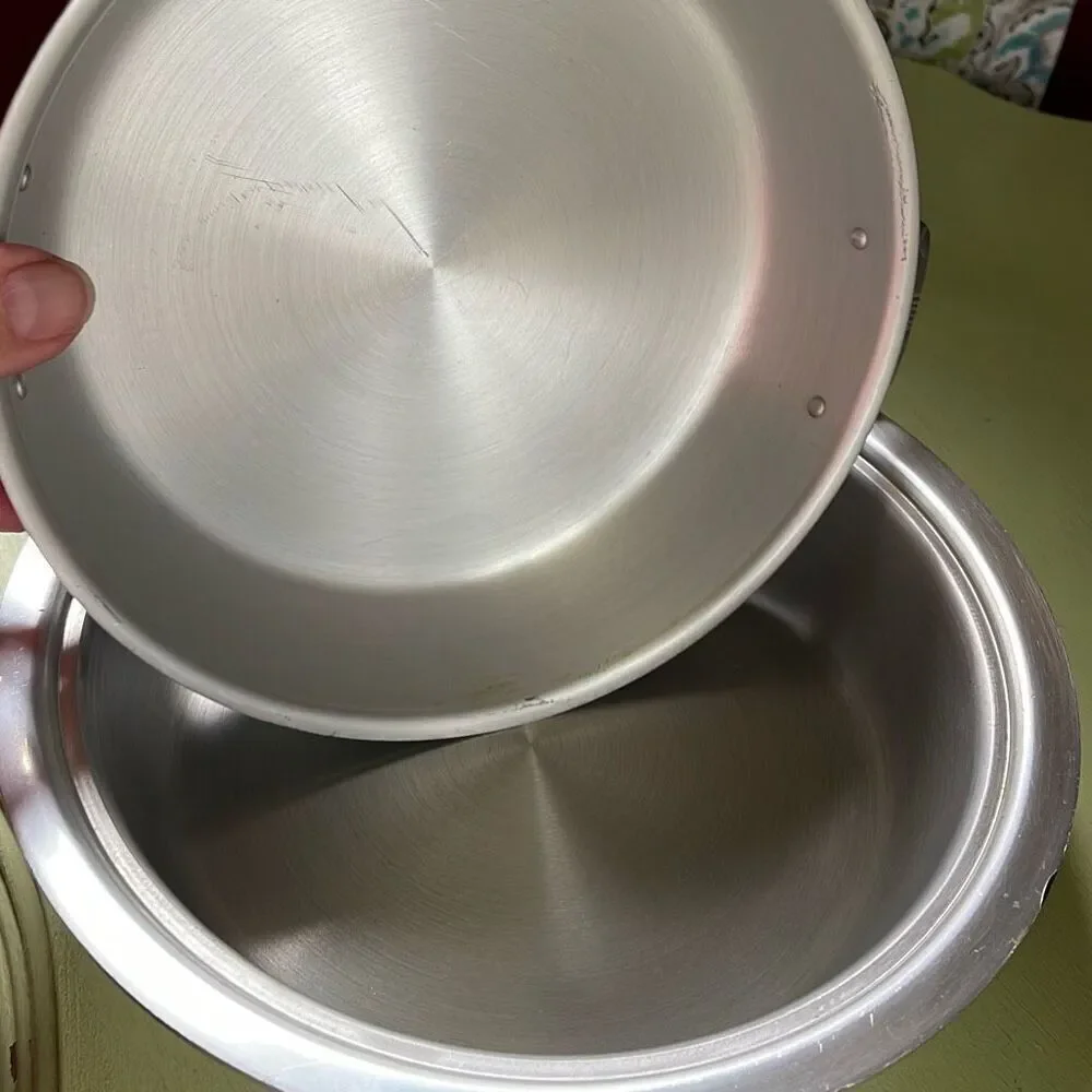 1940 Kensington aluminum Casserole Lurelle design dish & lid.